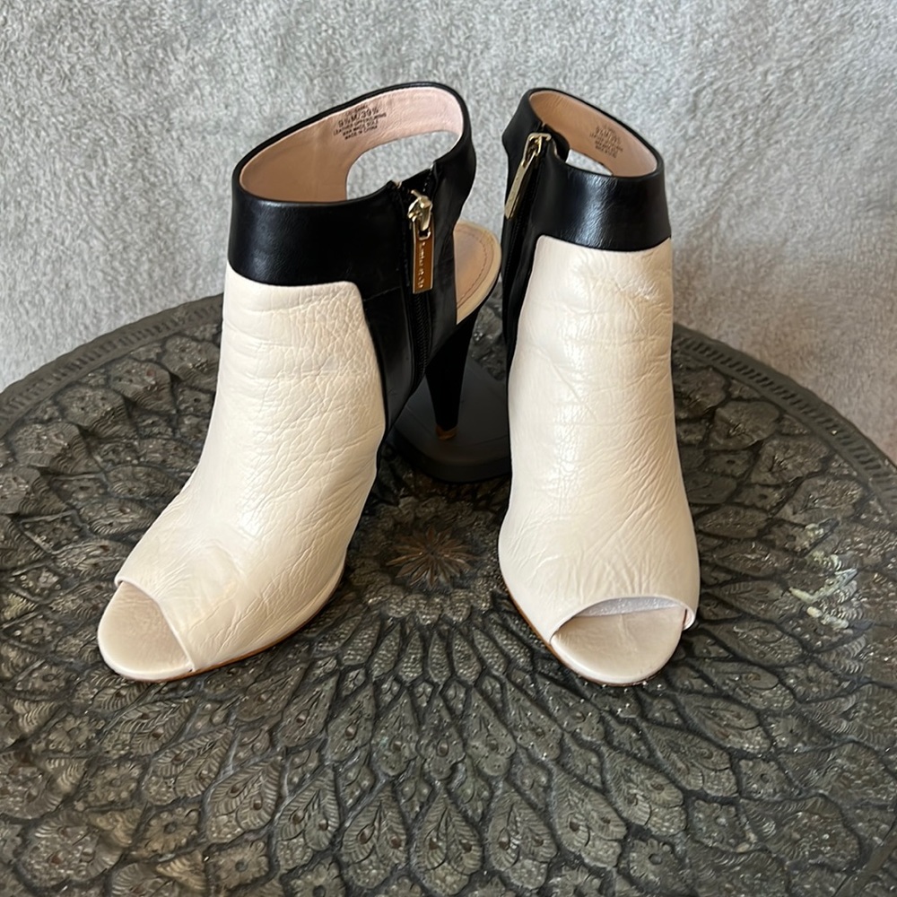 Louise et Cie Lo-Sabal Pale White/Black Open Back 4” Heels. (size 9.5)